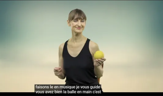 ACTIVITE RYTHMIQUE sur chaise, avec balle – « Le clown »