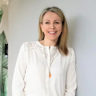 Magali Le Corvic – Experte en Parfums et Cosmétiques Naturels